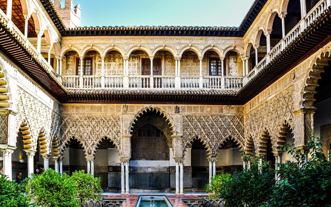 royal alcazar seville courtyard